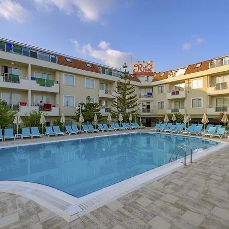 Risus Hotel Side Exterior photo