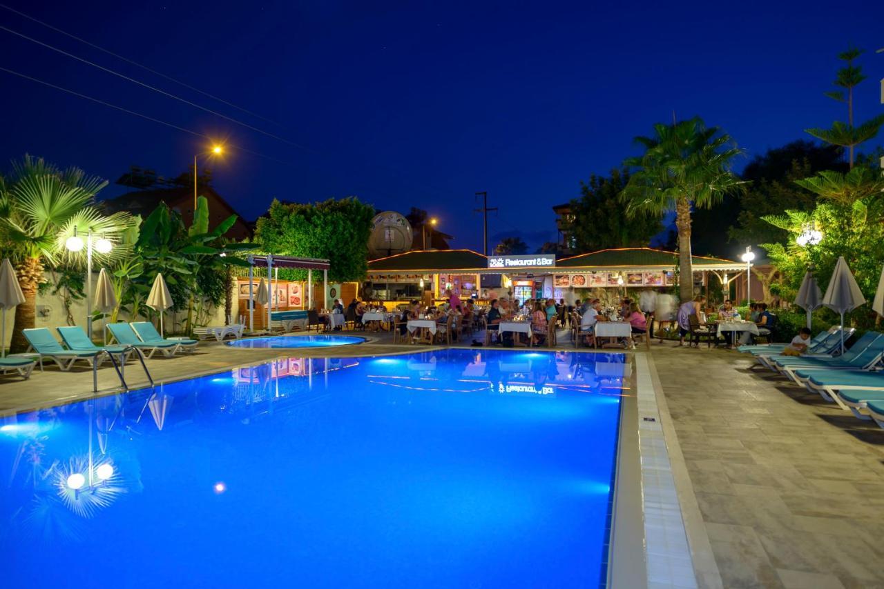 Risus Hotel Side Exterior photo