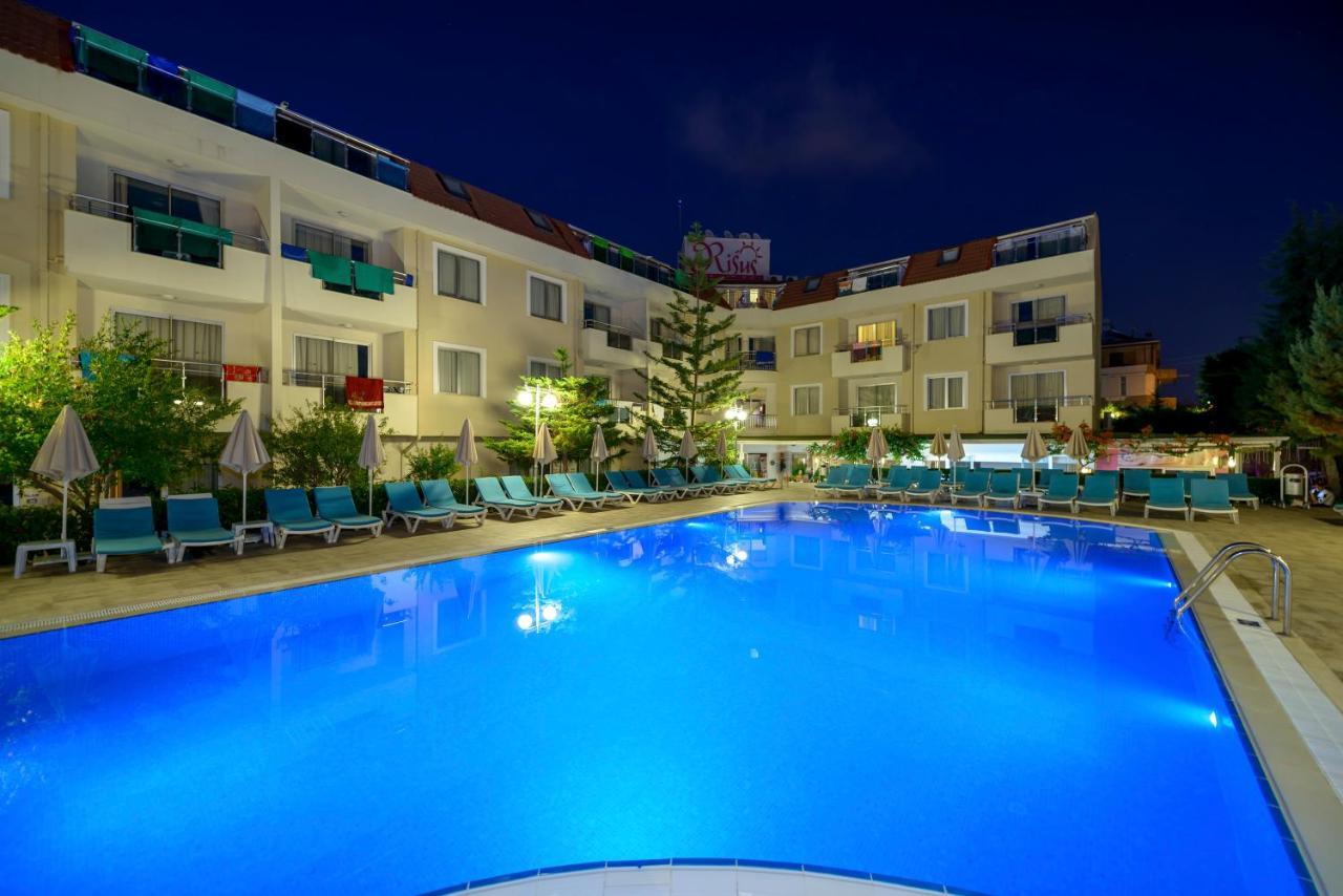 Risus Hotel Side Exterior photo