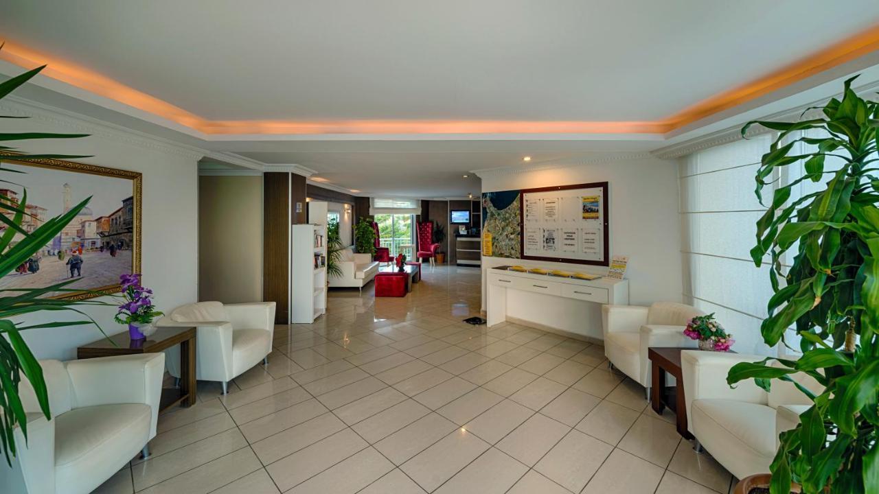 Risus Hotel Side Exterior photo