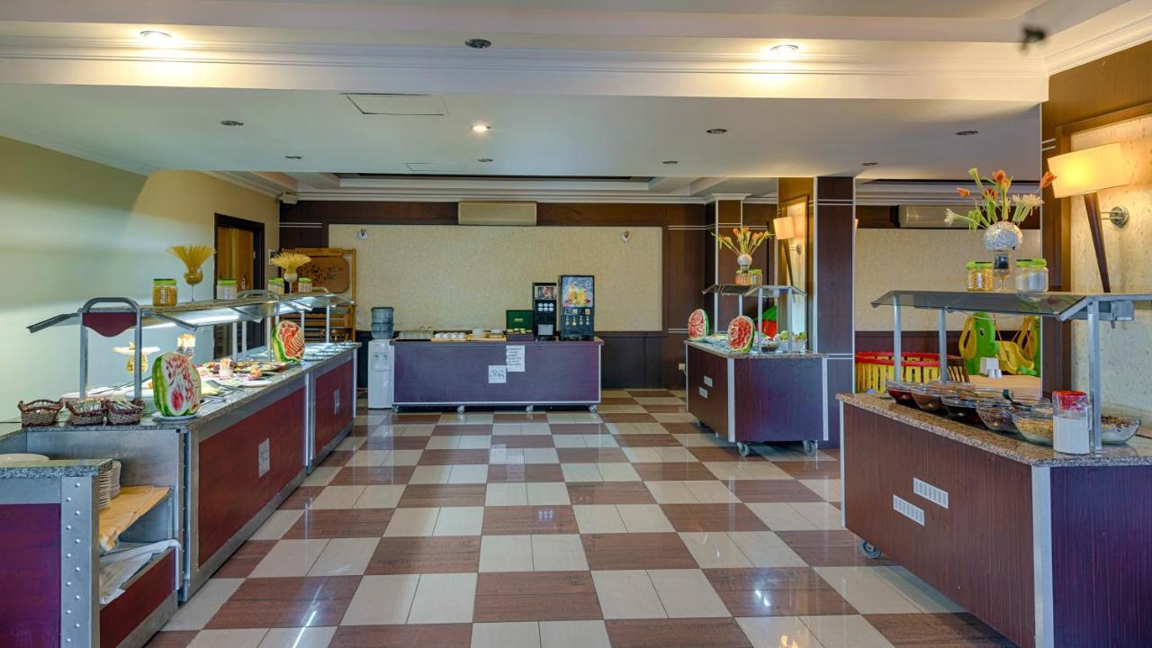 Risus Hotel Side Exterior photo