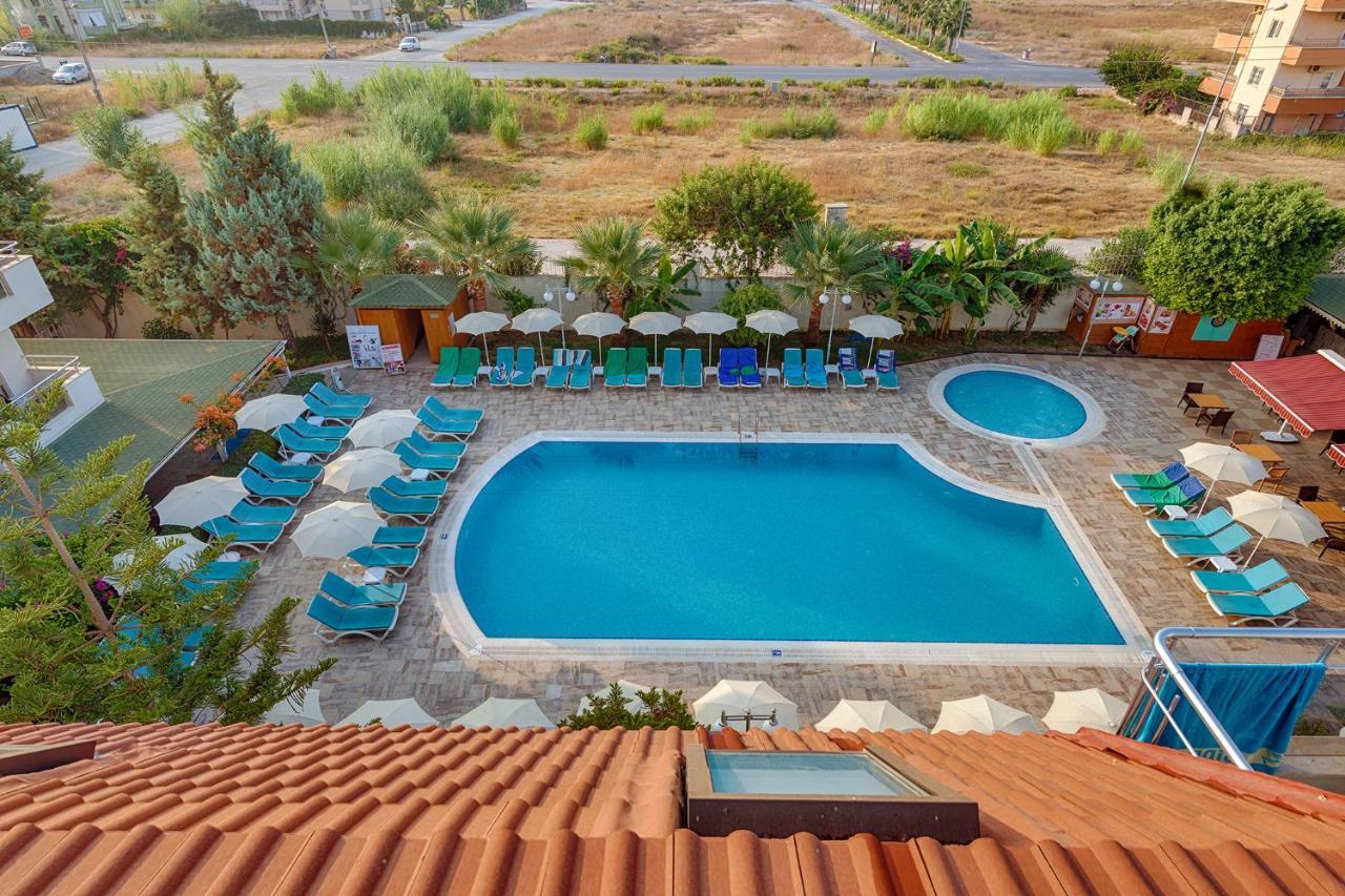 Risus Hotel Side Exterior photo