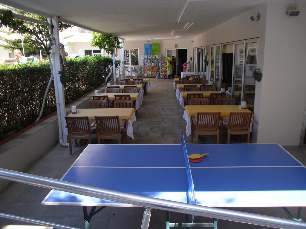 Risus Hotel Side Exterior photo