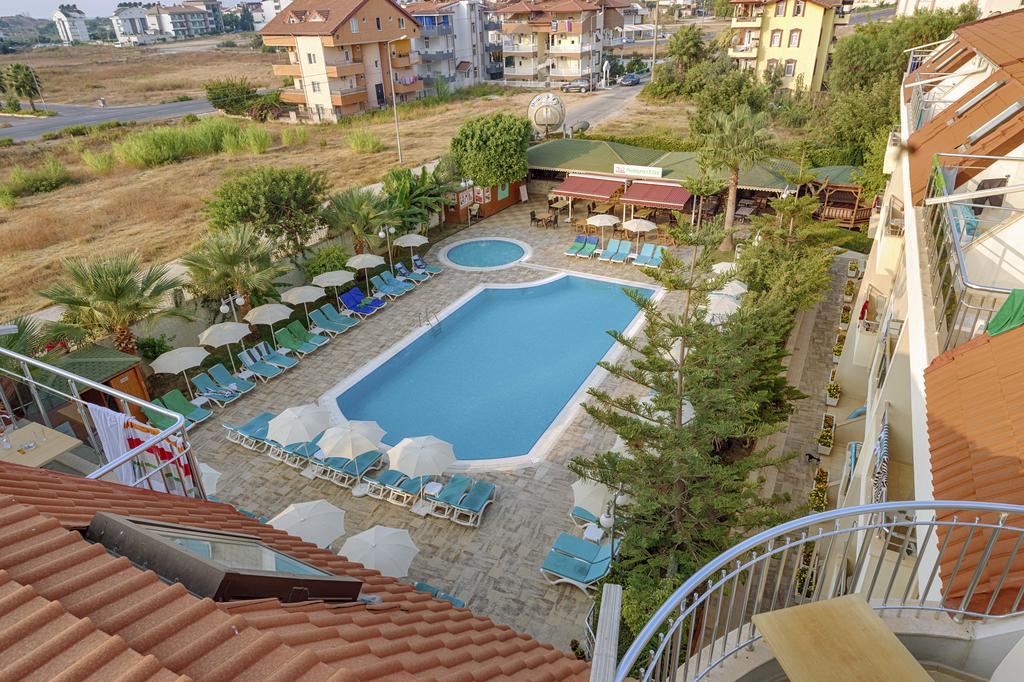 Risus Hotel Side Exterior photo