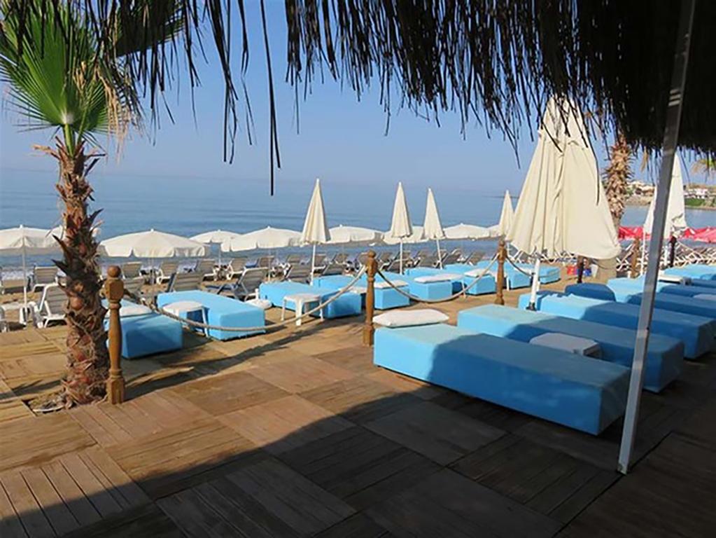 Risus Hotel Side Exterior photo