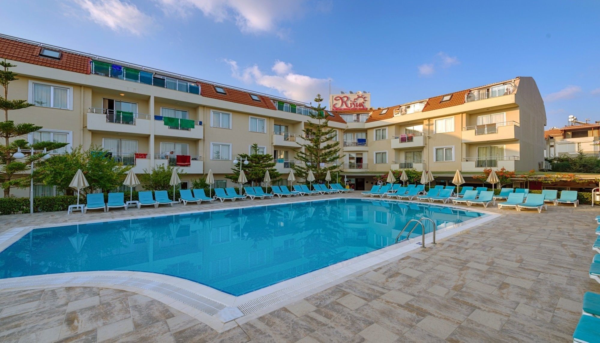 Risus Hotel Side Exterior photo